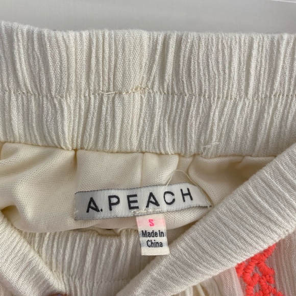 A. PEACH flowy shorts with pompoms size S - Picture 3 of 3